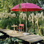 Sonnenschirm Pagode mit Schirmstaender Beton und Regiesessel Ensemble in Red