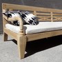 Teak Massivholz Daybed fuer den Garten, den Balkon oder die Terrasse Outdoor geeignet, Edelholz Daybed aus Plantagen Teakholz mit mediterranem Flair, Schreiner Meisterstueck von Hand gefertigt in der Farbe Roh aus der MOEBEL KOLONIE Farbpalette, schicke Kissen als Accessoire zur Dekoration, Muenchen Moebel