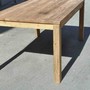 Teak Massivholz Esstisch Frankfurt Rustic, moderner Tisch mit geraden Beinen in der Farbe Roh aus der MEOEBEL KOLONIE Farb Auswahl, die Oberflaeche ist gebuerstet, Handarbeit vom Schreiner in unserer Manufaktur, Mass Moebel Muenchen