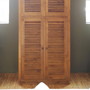Unterer Bereich vom Schrank Antra aus Teak massiv, hier ebenso zwei Schwingtueren mit unser Shutter Tuerfuellung