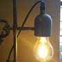 Warmes Licht der Tischlampe Loft