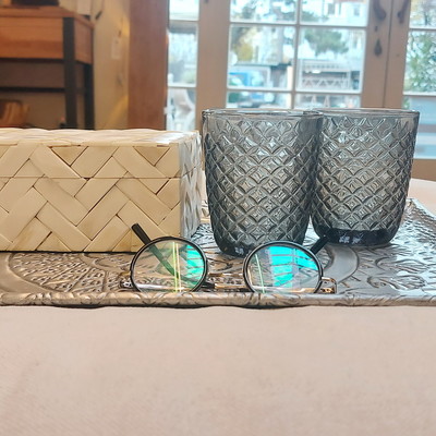Ambienteaufnahme von oben mit Lamafell-Sitzkissen, Hocker mit Wiener Geflecht und Beistellhocker aus Teakholz