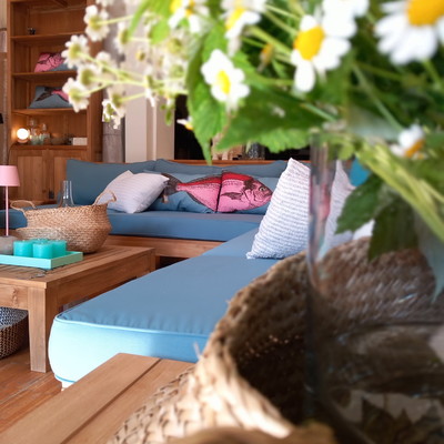 Ambiente Bild Ferienwohnung Wohnzimmer mit  Moebel Kolonie Sofa Landschaft Jardin aus Teak plus  Sitzpolster in Türkies, einen Sofatisch Frankfurt aus Teak und  diverse Deko