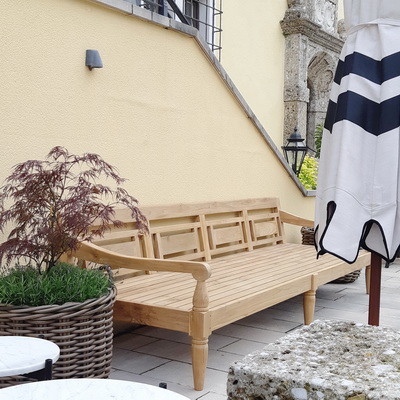 Ambiente Bild Hotel Terrasse mit  Moebel Kolonie Teakholz Daybed Bora Bora und dazu passendem Sonnenschirm mit Weidenkorb und Deko