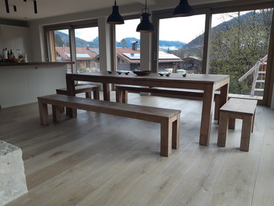 Ambiente Bild von  einem modernden Essbereicht mit  Moebel Kolonie Teakholz Tisch, Teakholz Sitzbank modell Frankfrut und einer großen PlanungsKüche mit Panorama Fenster in den Garten