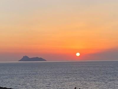 Bild Sonnenuntergang am Meer zur Ferienzeit, aufgenommen von der Terrasse des Moebel Kolonie möblierten Ferienhauses in Griechenland