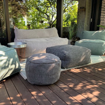 Moderne Terrasse eines Ferienhauses im Süden mit Dotty Outdoor-Sofa, Sitzsessel und Pouf von HANTON – stilvolle und komfortable Outdoor-Lounge in hochwertigem Design