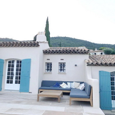 Sonnige Ferienhaus-Terrasse in Südfrankreich mit Moebel Kolonie Teakholz-Lounge und blauen Polstern – stilvolle Outdoor-Einrichtung für entspannte Urlaubsmomente