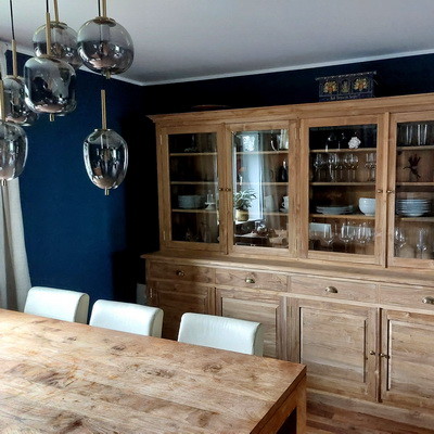 Stilvoll eingerichtetes Esszimmer mit Moebel Kolonie Teak-Küchenbuffet, rustikalem Esstisch Barli und modernen Designer-Deckenleuchten – harmonische Verbindung aus Naturmaterialien und zeitgemäßem Design