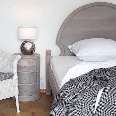 Stilvoll eingerichtetes Schlafzimmer mit maßgefertigtem Moebel Kolonie Amandari Bett, Nachtkästchen und hochwertiger Leinen Bettwäsche – individuell gestaltet nach Kundenwunsch