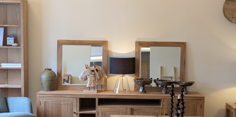 Ambientebild mit Accessoires, Tischleuchten und Speigel