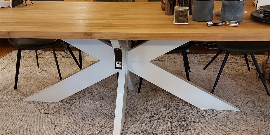 Esstisch aus Teak bestehend aus einem Tischgestell in Trapez Form aus schwarzem Metall und einer Massivholz Tischplatte Barli rustic
