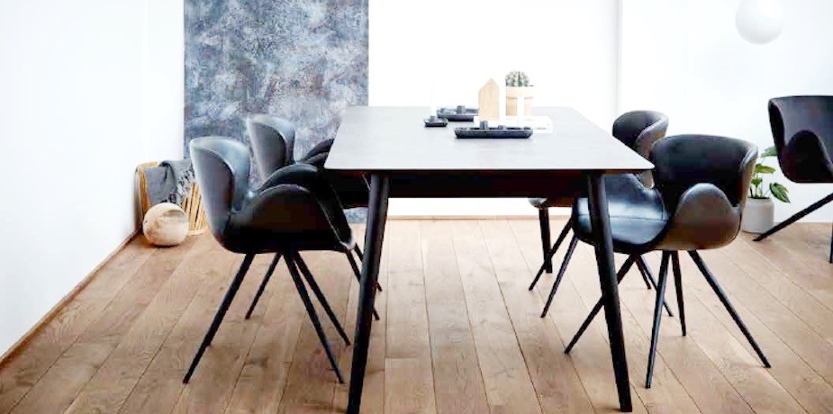 Esszimmer Stuehle in modernem Design mit Sitzschalen in unterschiedlichen Materialien, Esstisch aus Massivholz im skandinavischem Stil, Esszimmer Moebel nach Mass Muenchen